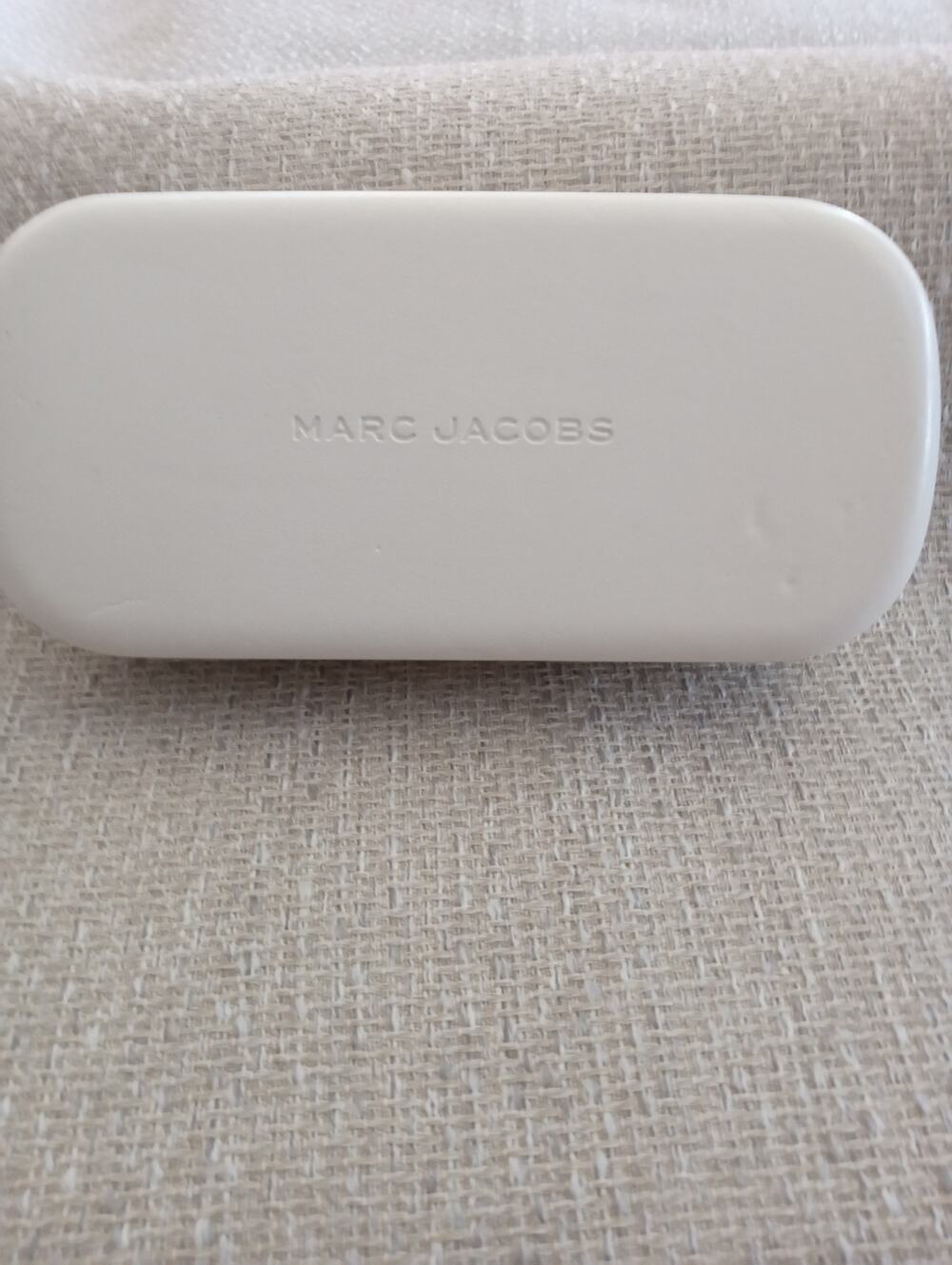 Marc Jacobs White Vegan Leather Style Flip Top Hard Eyeglass Sunglass Case 1162